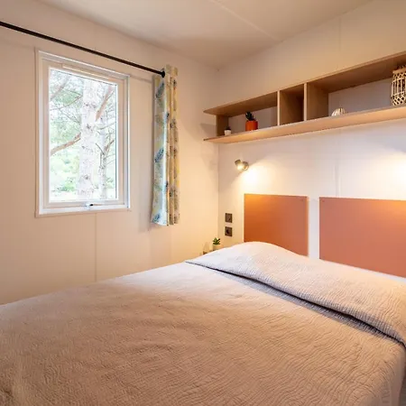 Nyaraló Le Pinedou, Mobil-home Niche Sous Les Pins Avec Jolie Vue Hyères
