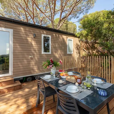 Le Pinedou, Mobil-home Niche Sous Les Pins Avec Jolie Vue Nyaraló