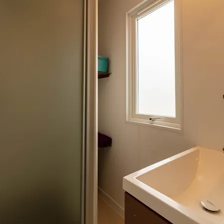Nyaraló Le Pinedou, Mobil-home Niche Sous Les Pins Avec Jolie Vue Hyères