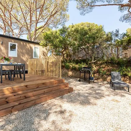 Nyaraló Le Pinedou, Mobil-home Niche Sous Les Pins Avec Jolie Vue *