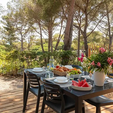 Nyaraló Le Pinedou, Mobil-home Niche Sous Les Pins Avec Jolie Vue